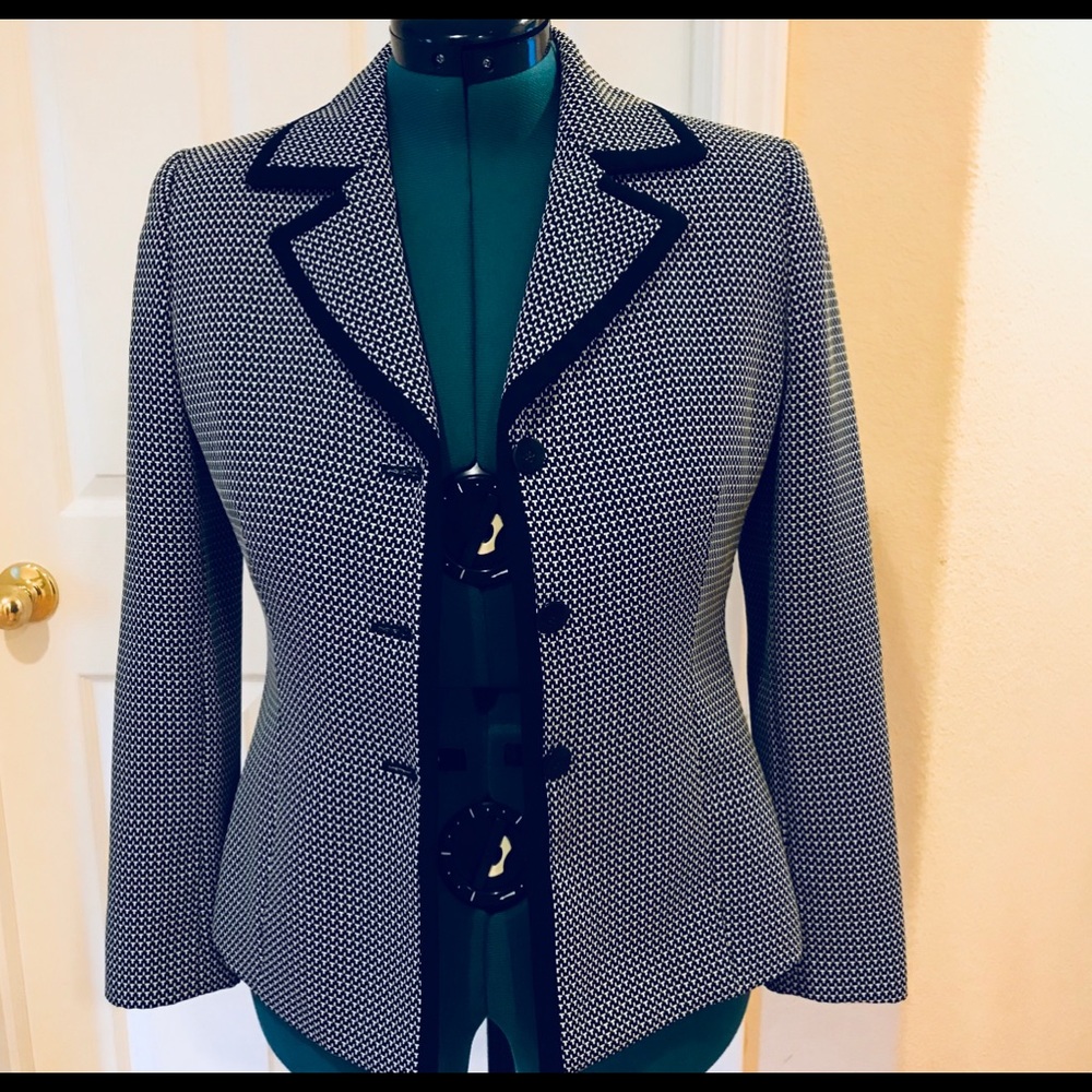 Beautiful, nicely fit jacket , size 4 P